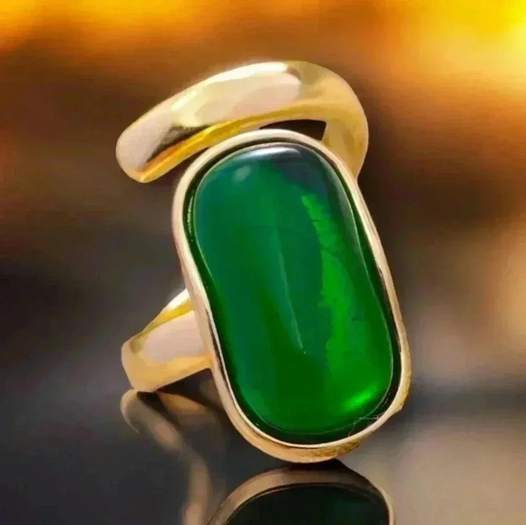 ๐๏ธVintage Style Emerald Colored Crystal Ring ๐ 18K Gold Plated Adjustable ๐ - Picture 4 of 17